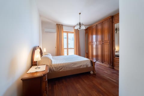 Photo of the whole room, Bedroom, wardrobe