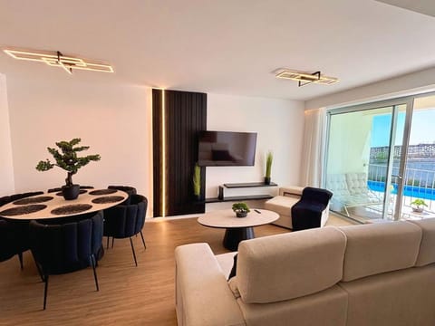 Communal lounge/ TV room, TV and multimedia, Living room, Seating area, Dining area, Evening entertainment