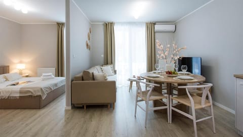 Bed, TV and multimedia, Living room, Photo of the whole room, Seating area, Dining area, Bedroom, towels