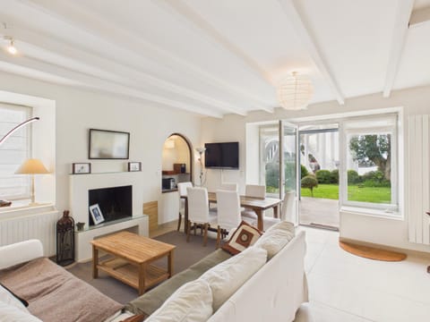 Communal lounge/ TV room, Living room