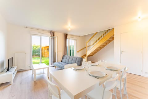 Communal lounge/ TV room, TV and multimedia, Living room, Seating area, Dining area