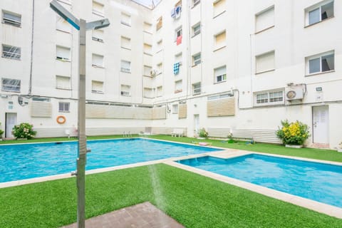 Shower, Garden, Swimming pool