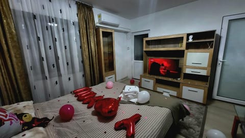 Communal lounge/ TV room, Bed, Night, TV and multimedia, View (from property/room), Photo of the whole room, Seating area, Bedroom, Garden view, furniture, internet, internet, towels, wardrobe, air conditioner, air conditioner