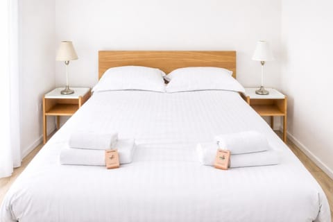 Bed, Photo of the whole room, Bedroom, towels