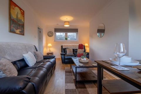 Raeburn House- 3 Bedrooms, 2 Bathrooms in Hamilton Apartment in Hamilton