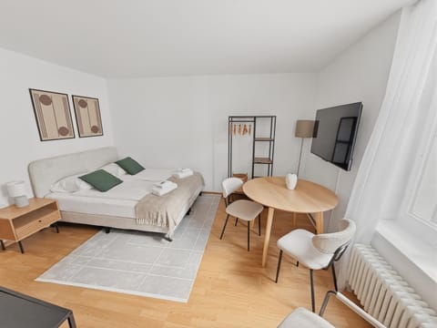 Bed, TV and multimedia, Living room, Photo of the whole room, Seating area, Dining area, Bedroom