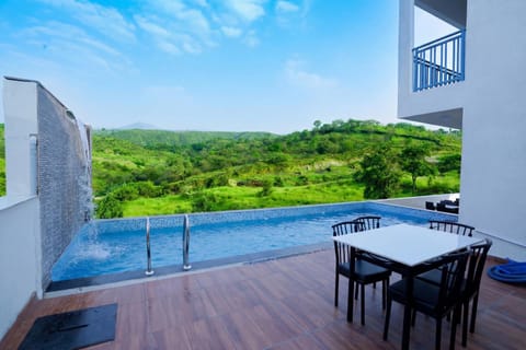 View (from property/room), Balcony/Terrace, Mountain view, Swimming pool