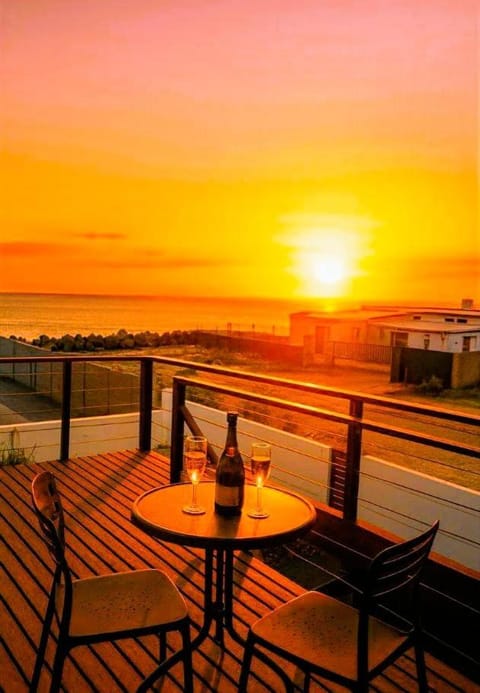 Day, Natural landscape, View (from property/room), Balcony/Terrace, Dining area, Sea view, Sunrise, Sunset