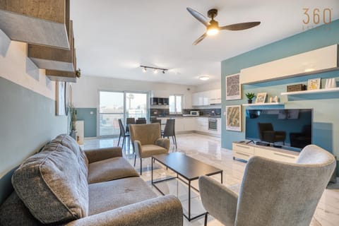 Communal lounge/ TV room, TV and multimedia, Kitchen or kitchenette, Living room, Seating area, Dining area, Evening entertainment, fireplace, minibar, oven, stove