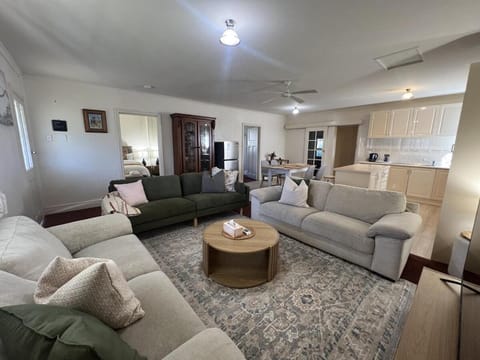 TV and multimedia, Kitchen or kitchenette, Living room, Seating area, Dining area
