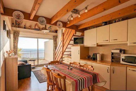Coffee/tea facilities, Living room, Dining area, microwave, kitchen