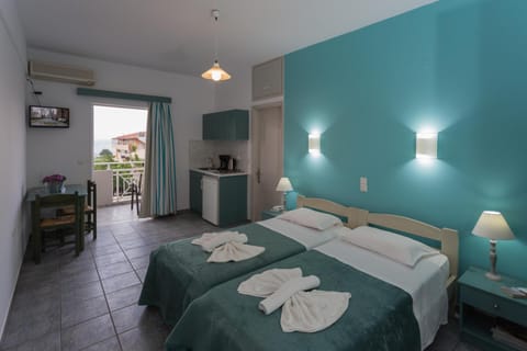 Bed, TV and multimedia, Photo of the whole room, Bedroom, towels, air conditioner