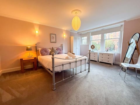 Spacious Three Storey West End Home - 3 bedroom Apartment in Glasgow