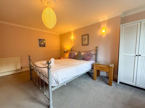 Spacious Three Storey West End Home - 3 bedroom Apartment in Glasgow