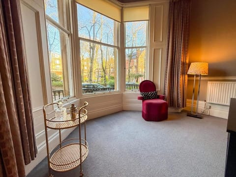 Spacious Three Storey West End Home - 3 bedroom Apartment in Glasgow