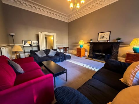 Spacious Three Storey West End Home - 3 bedroom Apartment in Glasgow