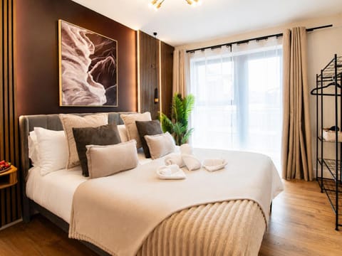 Bed, Day, Bedroom, towels
