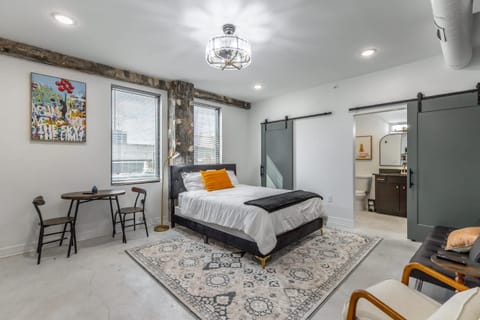 Bed, Living room, Photo of the whole room, Seating area, Dining area, wardrobe