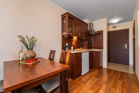 Kitchen or kitchenette, Dining area, pet friendly
