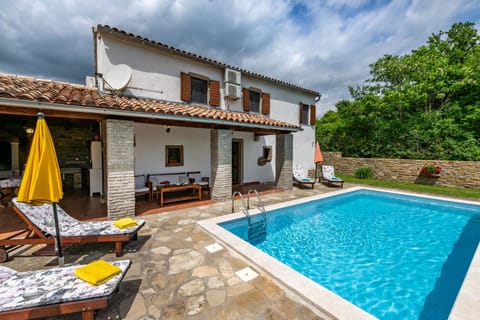 Property building, Patio, Day, Swimming pool, sunbed