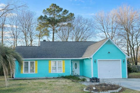 Cute house~ beachy vibes! Bike & Pet Friendly House in Surfside Beach