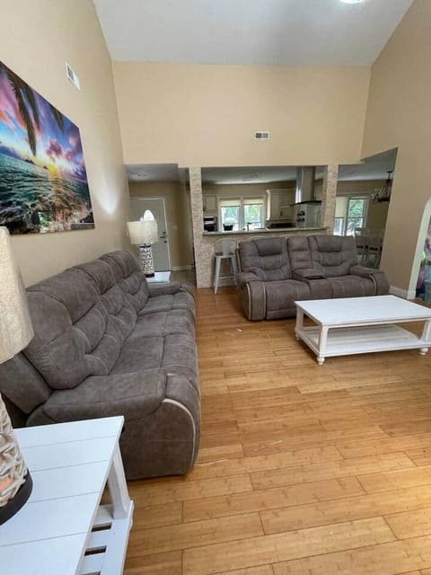 Cute house~ beachy vibes! Bike & Pet Friendly House in Surfside Beach