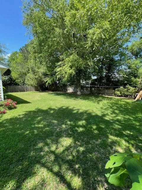 Cute house~ beachy vibes! Bike & Pet Friendly House in Surfside Beach