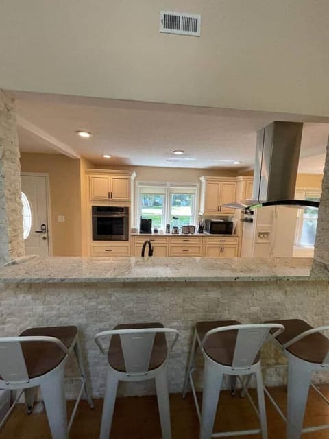 Cute house~ beachy vibes! Bike & Pet Friendly House in Surfside Beach