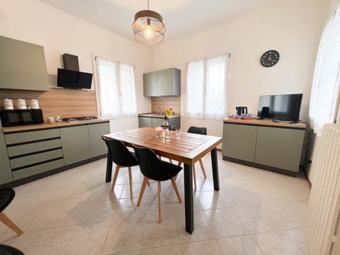 Kitchen or kitchenette, Dining area, stove