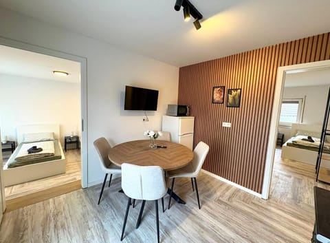 TV and multimedia, Kitchen or kitchenette, Living room, Seating area, Dining area