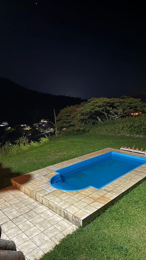 Castelo da Colina House in Miguel Pereira