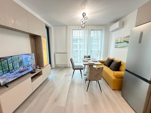 Communal lounge/ TV room, TV and multimedia, Living room, Seating area, Dining area, heating, air conditioner