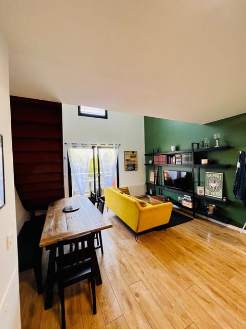 TV and multimedia, Living room, Dining area