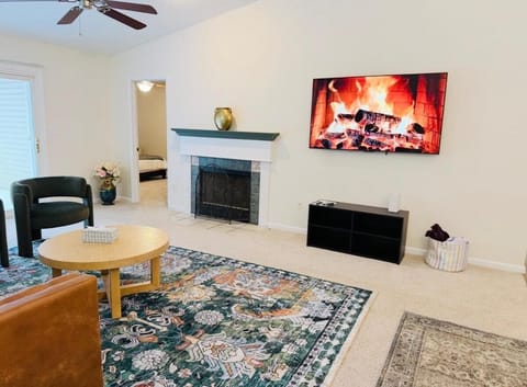 Premier 3BR Retreat - CVNP, Blossom & Boston Hills Villa in Cuyahoga Falls