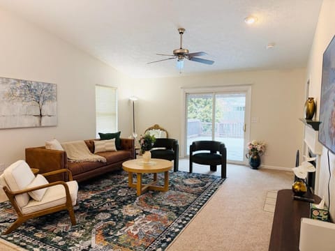 Premier 3BR Retreat - CVNP, Blossom & Boston Hills Villa in Cuyahoga Falls