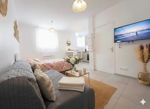 Communal lounge/ TV room, Bed, TV and multimedia, View (from property/room), Living room, Decorative detail, Seating area, Bedroom, heating, internet