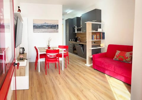 TV and multimedia, Kitchen or kitchenette, Living room, Seating area, Dining area, oven