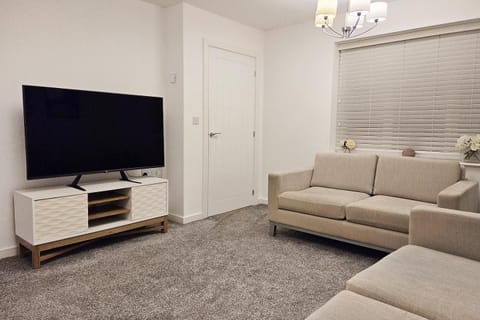 Modern 3-Bed New Build with 3 Bathrooms, Free Parking & VAT Included House in Congleton