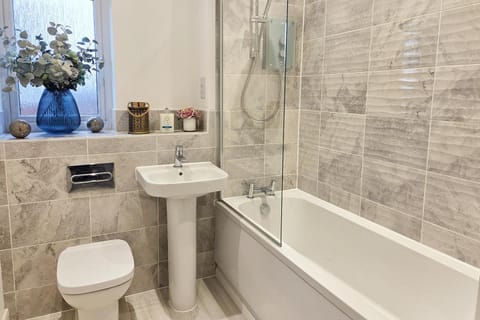 Modern 3-Bed New Build with 3 Bathrooms, Free Parking & VAT Included House in Congleton