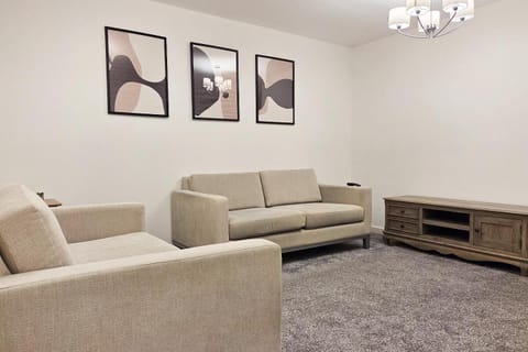 Modern 3-Bed New Build with 3 Bathrooms, Free Parking & VAT Included House in Congleton