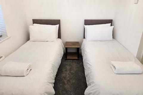 Modern 3-Bed New Build with 3 Bathrooms, Free Parking & VAT Included House in Congleton