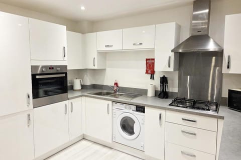 Modern 3-Bed New Build with 3 Bathrooms, Free Parking & VAT Included House in Congleton