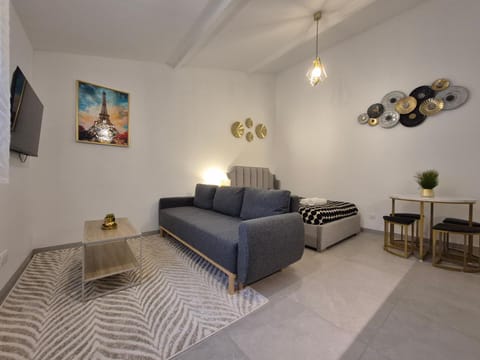 TV and multimedia, Living room, Photo of the whole room, Decorative detail, Seating area, Bedroom, internet