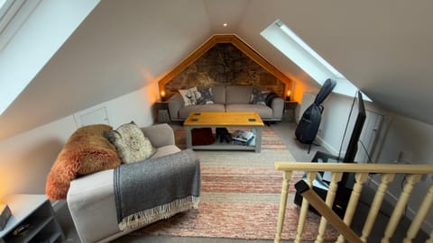 TV and multimedia, Seating area, Bedroom