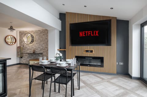 Communal lounge/ TV room, TV and multimedia, Dining area