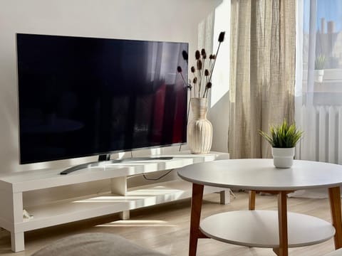 Communal lounge/ TV room, TV and multimedia, Living room, Seating area, Evening entertainment