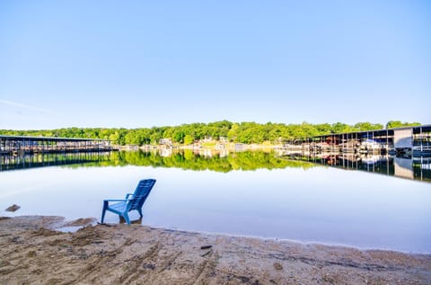 Pool and Beach Access Lake of the Ozarks Condo Apartment in Osage Beach