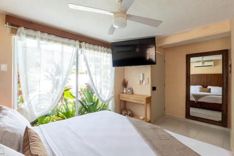 Bed, Garden, TV and multimedia, Bedroom, Garden view, Garden view, Pool view, Swimming pool, towels