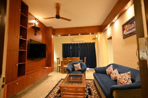 Communal lounge/ TV room, TV and multimedia, Living room, Seating area, Evening entertainment