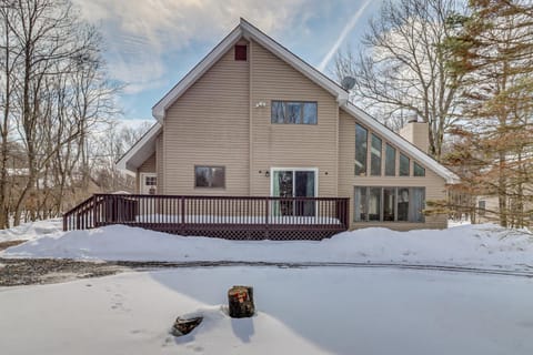 Cabin in Lakeside Community! Poconos Getaway Cabin in Tunkhannock Township